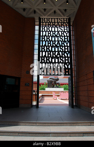 Eingangstor und Newton Skulptur, The British Library, Euston Road, Camden Borough, London, England, Vereinigtes Königreich Stockfoto