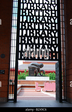 Eingangstor und Newton Skulptur, The British Library, Euston Road, Camden Borough, London, England, Vereinigtes Königreich Stockfoto