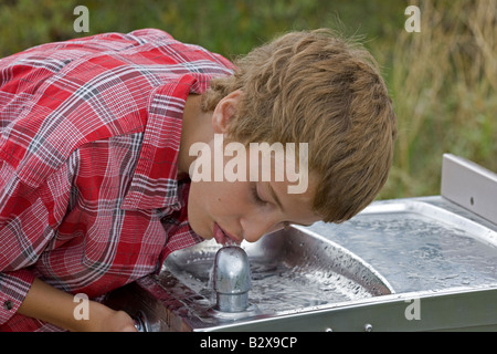 Junge 11 - trinken von Wasser-Brunnen Stockfoto