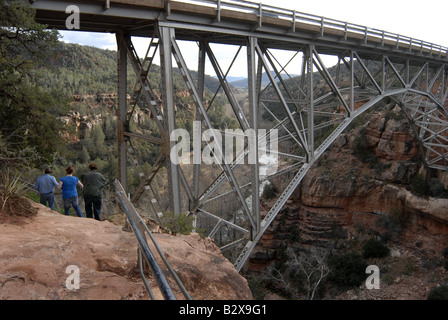 Touristen suchen nach unten im Oak Creek Canyon unter der Midgley-Brücke in der Nähe von Sedona Arizona Stockfoto