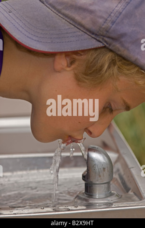 Junge 11 - trinken von Wasser-Brunnen Stockfoto