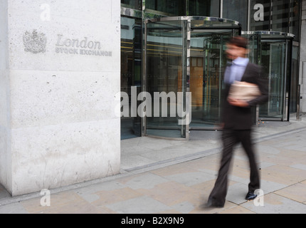 Business-Mann geht vorbei an der London Stock exchange Stockfoto