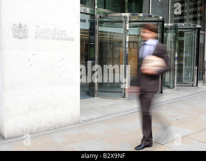 Business-Mann geht vorbei an der London Stock exchange Stockfoto
