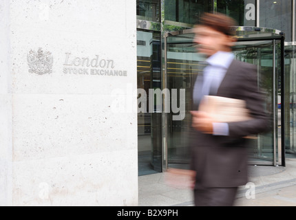 Business-Mann geht vorbei an der London Stock exchange Stockfoto