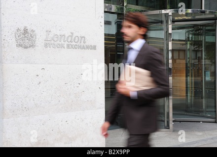 Business-Mann geht vorbei an der London Stock exchange Stockfoto