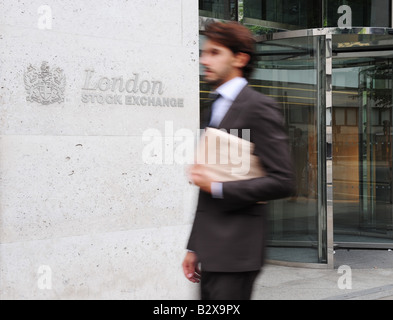 Business-Mann geht vorbei an der London Stock exchange Stockfoto
