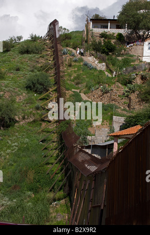 Grenzzaun zwischen Nogales Sonora Mexiko (rechts) und Nogales Arizona (links) - USA Stockfoto