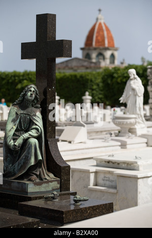 Grabsteine auf dem Friedhof Cristobal Colon Nekropole in Havanna, Kuba Stockfoto