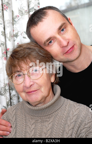 Porträt von einem pensionierten Mutter und Sohn Stockfoto