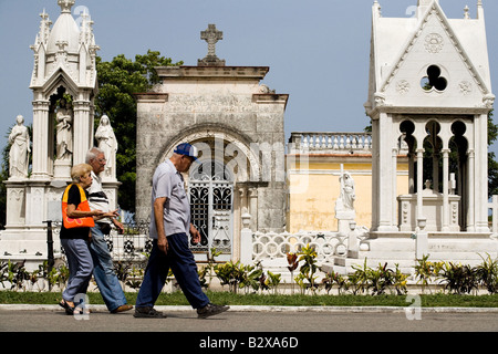 Zwei ältere Männer und eine Frau Fuß durch die Nekropole Cristobal Colon-Friedhof in Havanna Kuba auf Samstag, 28. Juni 2008 Stockfoto