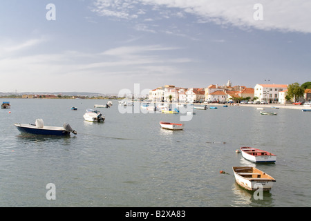 Seixal Stadteinfahrt und Seixal Bay anzeigen. Setubal, Portugal Stockfoto