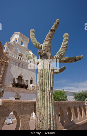 Mission San Xavier del Bac mit Saguaro-Kaktus - Tohono O' odham Reservat in der Nähe von Tucson Arizona-USA Stockfoto