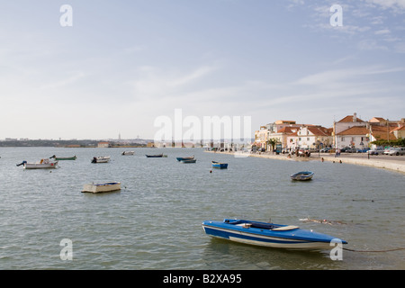 Seixal Stadteinfahrt und Seixal Bay anzeigen. Setubal, Portugal Stockfoto