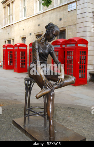 Junge Tänzerin Skulptur von Plazzotta, Broad Court, Covent Garden, London, England, Vereinigtes Königreich Stockfoto