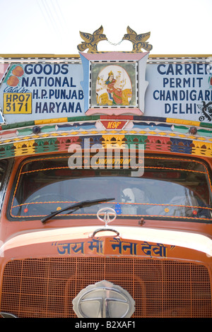 Detail der kunstvoll verzierten LKW/LKW in Indien, hinduistische Religion. Stockfoto