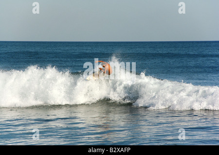 Eine Surfer fängt eine Welle in der Nähe von Playa El Zonte, El Salvador Stockfoto