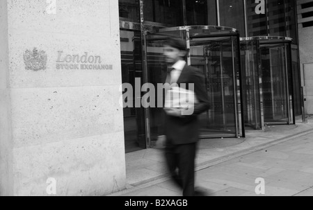Business-Mann geht vorbei an der London Stock exchange Stockfoto
