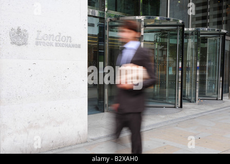 Business-Mann geht vorbei an der London Stock exchange Stockfoto