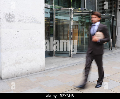 Business-Mann geht vorbei an der London Stock exchange Stockfoto