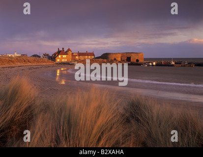 Strand, Hafen und Kalk Brennöfen Beadnell Bay an der Küste von Northumberland in England Stockfoto