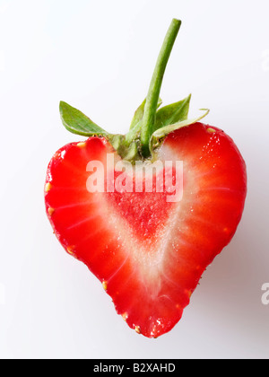 Herz organische Erdbeere Scheibe geformt, stilisierte kreatives Konzept Foto für ein gesundes Herz, vor einem weißen Hintergrund Stockfoto