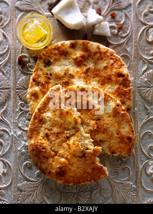 Peshwari Naan. Kokosnuss-Sultaninen und Honigbrot serviert bereit, auf einem Tisch zu essen - indische Küche - top shot Stockfoto