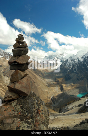 Eine Felsformation, die Kennzeichnung des Wegs für Wanderer an einen 5000m-Pass in der Cordillera Huayhuash, Peru Stockfoto