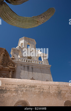 Mission San Xavier del Bac mit Saguaro-Kaktus - Tohono O' odham Reservat in der Nähe von Tucson Arizona-USA Stockfoto