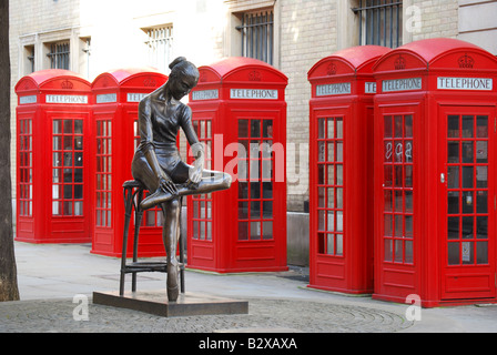 Junge Tänzerin Skulptur von Plazzotta, Broad Court, Covent Garden, London, England, Vereinigtes Königreich Stockfoto