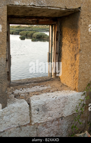 Fenster von einer traditionellen Gezeiten-Mühle in einem Seixal Sapal, Portugal. Erbaut im 16. Jahrhundert ist es jetzt in Schutt und Asche. Stockfoto