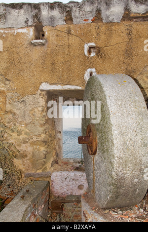 Mühlstein einer traditionellen Gezeiten-Mühle in einem Seixal Sapal, Portugal. Erbaut im 16. Jahrhundert ist es jetzt in Schutt und Asche. Stockfoto