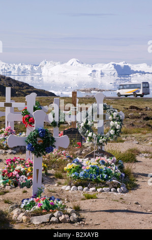 Ein Inuit Bestattung Friedhof von Ilulissat auf Grönland mit Eisbergen von Ilulissat Ice Fjord oder Sermeq Kujalleq Gletschers Stockfoto