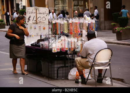 Straßenhändler verkauft Schmuck, NY Stockfoto