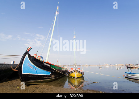 Warino Boot "Amoroso" (links) und Bote-de-Fragata "Baia do Seixal" (rechts). Traditionelle Tejo Boote in Seixal, Portugal Stockfoto