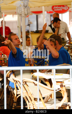 Deutsche Touristen / Fußball-Fans in Prag sammeln auf der Terrasse eines der Restaurants in den Altstädter Ring. Stockfoto