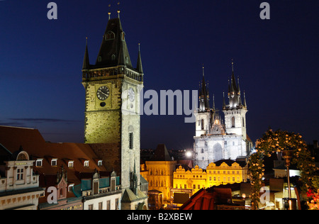 Ein späten Abend erhöhten Blick auf die beleuchtete Türme der Frauenkirche vor Tyn und das alte Rathaus in Prag Stockfoto