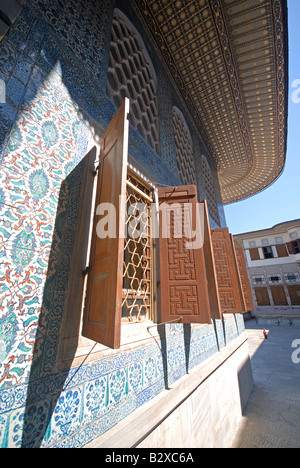 ISTANBUL, TÜRKEI. Fensterläden und Fliesen auf die Apartments des Kronprinzen im Harem im Topkapi-Palast. 2008. Stockfoto