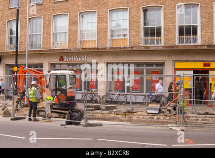 Straße im Stadtzentrum von Cambridge in Großbritannien ausgegraben wird Stockfoto