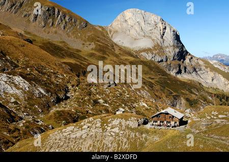 Berghütte Geltenhuette des Schweizer Alpenclubs, Peak Spitzhorn in den Rücken, Naturschutzgebiet Gelten Iffigen, Schweiz Stockfoto