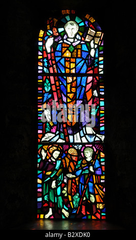 Glasfenster in St. Davids Kirche auf der Insel Caldey South Wales. Designed by Dom Theodore Bailey in den 1920er Jahren. Stockfoto