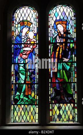 Glasfenster in St. Davids Kirche auf der Insel Caldey South Wales. Designed by Dom Theodore Bailey in den 1920er Jahren. Stockfoto