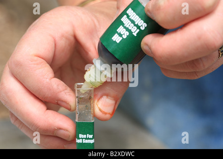 PH-SOILTESTING Schritt 3 hinzufügen den pH TEST Lösung bis zu THE MARK Stockfoto