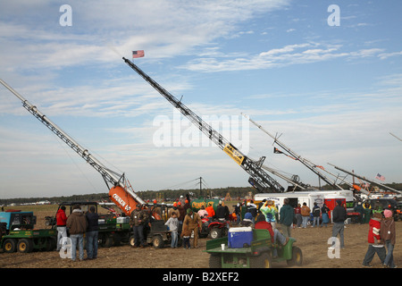 Linie der lange barreled Luft Kanonen mit Zentrum eine mit US-Flagge am oberen emittierende "Rauch" - wirklich Dampf - nach dem Brand. Stockfoto