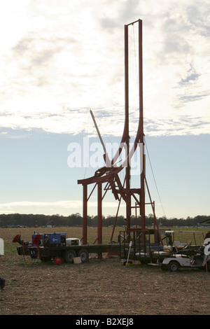 Großen gebogenen Metall gerahmt Trebuchet mit Arm in Ruhestellung anheizen. Weltmeisterschaft Kürbis Spannkraft Wettbewerb. Stockfoto