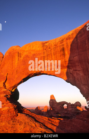 Die Nord-Fenster im Arches National Park, Utah bei Sonnenaufgang Stockfoto
