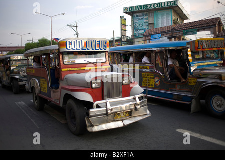 Jeepneys kriechen entlang im dichten Verkehr in Manila, Philippinen. Stockfoto