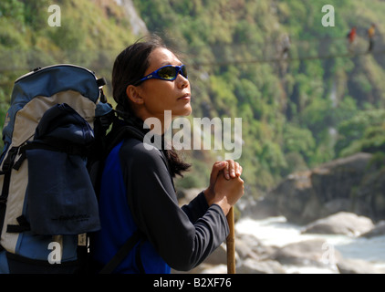 ein Trekker ruht auf dem Annapurna Circuit Stockfoto