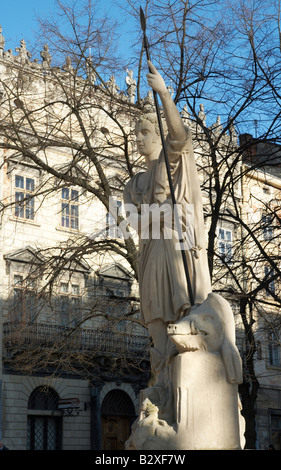 Blick vom Lemberg "Rynok Square" Stadtrat Gebäude mit Fragment des Denkmals (Lwiw, Ukraine) Stockfoto