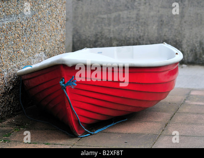 ein rotes Boot an Land für die Wintersaison Stockfoto