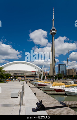 Die Rogers Center und CN Tower gesehen vom Hafen von Toronto, Ontario, Kanada. Stockfoto